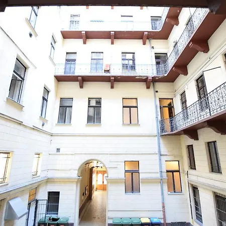 Budget By Hi5 - Október 6 Str 4 Hotel