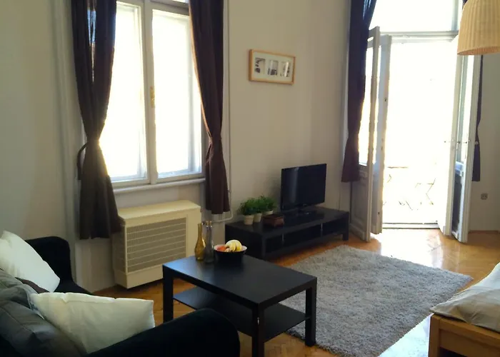Budget By Hi5 - Október 6 Str 4 Hotel