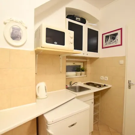 Apartment Budget By Hi5 - Oktober 6 Str 4